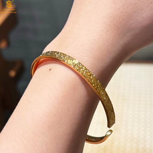 【品牌授权】【香港周六福】黄金钻石首饰 碎冰冰多宝吉言足金内嵌足银开口手镯 商品图3