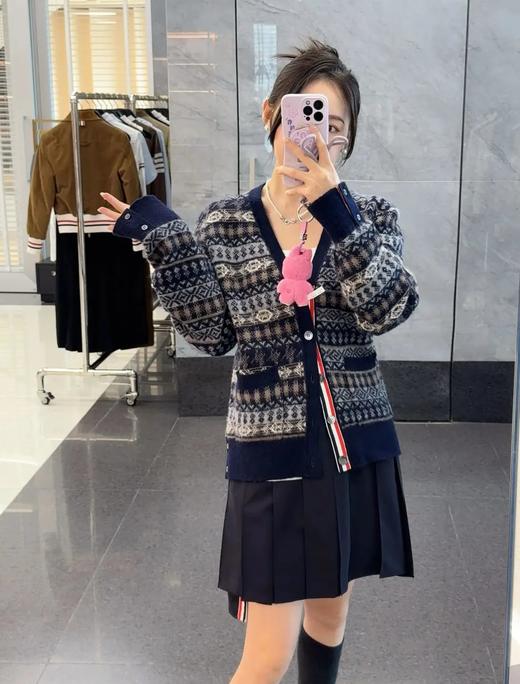 【复古费尔岛重工提花V领三色织带设计针织开衫外套】周四（10.16）上午10点上架 T家同款 男/女两款可选！甄选100%羊毛，触感细腻顺滑~复古韵味与时尚的巧妙结合~无标发货 商品图1