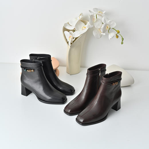 经典鲨2025年冬季新款时尚方头羊皮革侧拉链高粗跟短筒靴女KG25-558191 商品图3