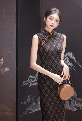 SZ3S88 咖色旗袍-【诗说先秦~与时尚对话，与年龄和解，与诗意重逢！】 云想衣裳花想容，春风拂槛露华浓。旗袍的立领，勾勒出脖颈的修长优雅，修身的剪裁，贴合身体曲线，菱格纹纵横交错，带着明清的雅意。