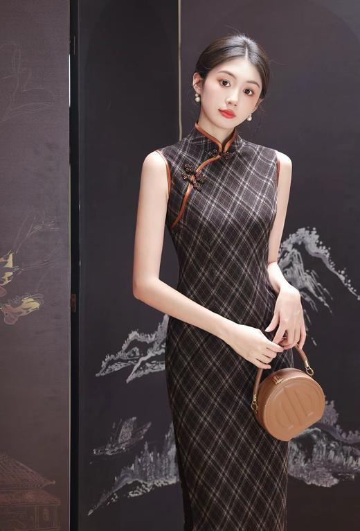 SZ3S88 咖色旗袍-【诗说先秦~与时尚对话，与年龄和解，与诗意重逢！】 云想衣裳花想容，春风拂槛露华浓。旗袍的立领，勾勒出脖颈的修长优雅，修身的剪裁，贴合身体曲线，菱格纹纵横交错，带着明清的雅意。 商品图0