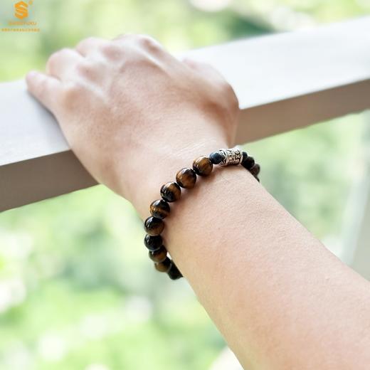 【品牌授权】【香港周六福】原创「曜魄珠」新中式国风男士虎眼石银耀石醒狮招财药香珠手串 商品图4