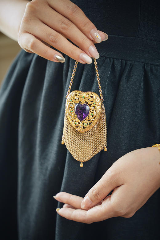 【已售】独角鹿西洋古董20世纪欧洲出品藤蔓爱心造型14K黄金镂雕镶嵌紫水晶钻石及沙弗莱石网状编织零钱包 商品图1