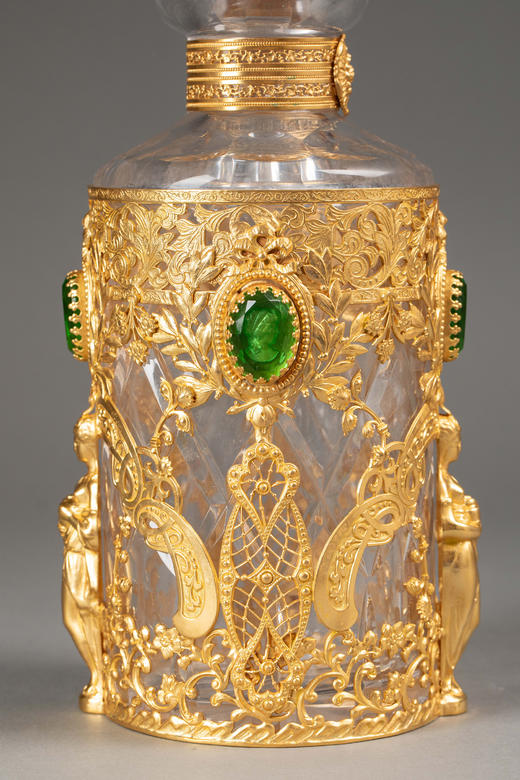 【已售】独角鹿西洋古董19世纪末法国出品女神像及花叶纹铜鎏金精雕镶嵌古典女子肖像主题绿色卡梅奥装饰水晶烈酒瓶 商品图7