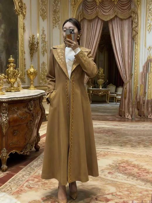 SZ3C50_栗壳色/漆黑色_大衣_秋冬_新中式大翻领重工刺绣收腰大摆长款_高级女装_BERNIEELEN 伯妮斯茵 商品图2