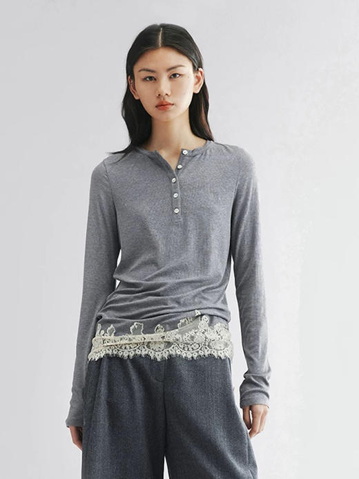 【开放日忙 秒杀价已调 直接拍】乌丫25年 秋季新款 蕾丝拼接亨利领 法式复古精致刺绣字母修身打底衫  长袖衫 商品图2