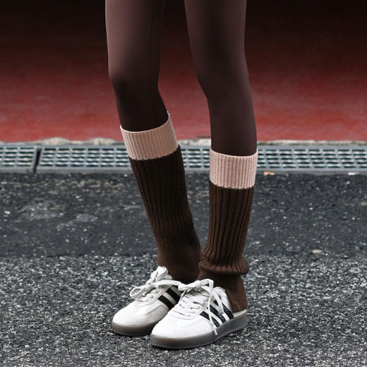 【秋冬时尚叠穿单品】中筒瑜伽袜女时尚潮流百搭条纹学院风袜子 点胶防滑袜底跳操运动袜子 商品图4