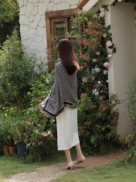 迪奥 柜子主打款D字母图案羊绒方巾（ZT*DSX）