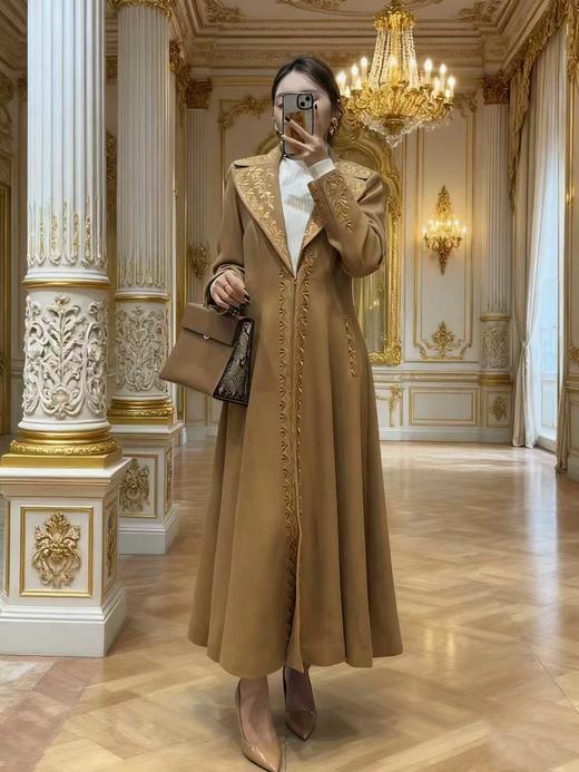 SZ3C50_栗壳色/漆黑色_大衣_秋冬_新中式大翻领重工刺绣收腰大摆长款_高级女装_BERNIEELEN 伯妮斯茵 商品图3