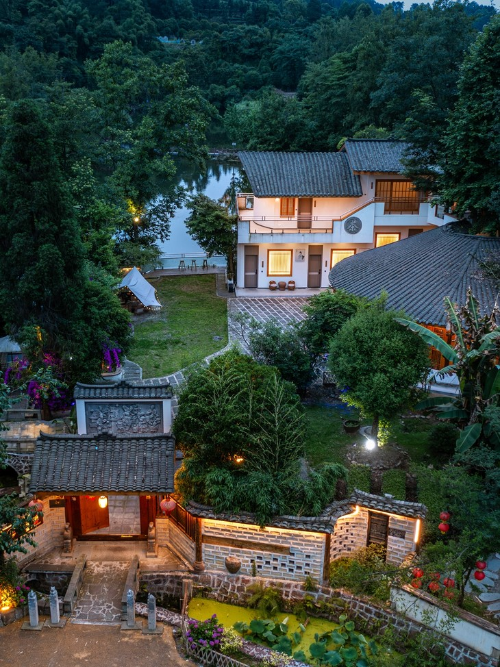 年终团建【雅安·463号院】仅2699！5房/6房临湖温泉私汤小院，12人+独栋温泉包院+烤全羊！团建聚会、烧烤垂钓一站式搞定～