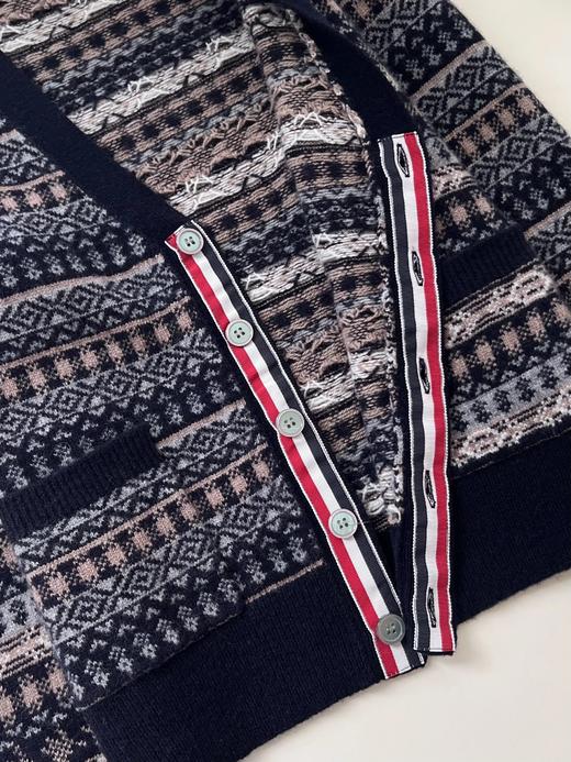 【复古费尔岛重工提花V领三色织带设计针织开衫外套】周四（10.16）上午10点上架 T家同款 男/女两款可选！甄选100%羊毛，触感细腻顺滑~复古韵味与时尚的巧妙结合~无标发货 商品图7