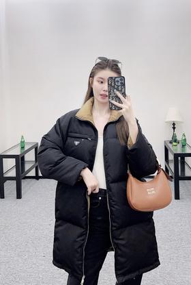 普拉达 25Fw秋冬新款 中长款撞色三角标廓形羽绒服(DQJ)
