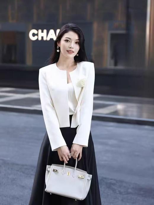 伯妮斯茵 | 高级感利落 短款圆领醋酸外套 立体玫瑰装饰 显瘦显高 通勤出游款  SZ3A63-皓 商品图1