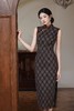 SZ3S88 咖色旗袍-【诗说先秦~与时尚对话，与年龄和解，与诗意重逢！】 云想衣裳花想容，春风拂槛露华浓。旗袍的立领，勾勒出脖颈的修长优雅，修身的剪裁，贴合身体曲线，菱格纹纵横交错，带着明清的雅意。 商品缩略图6