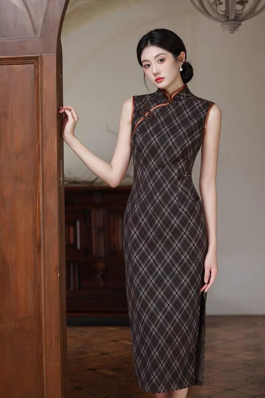 SZ3S88 咖色旗袍-【诗说先秦~与时尚对话，与年龄和解，与诗意重逢！】 云想衣裳花想容，春风拂槛露华浓。旗袍的立领，勾勒出脖颈的修长优雅，修身的剪裁，贴合身体曲线，菱格纹纵横交错，带着明清的雅意。 商品图6