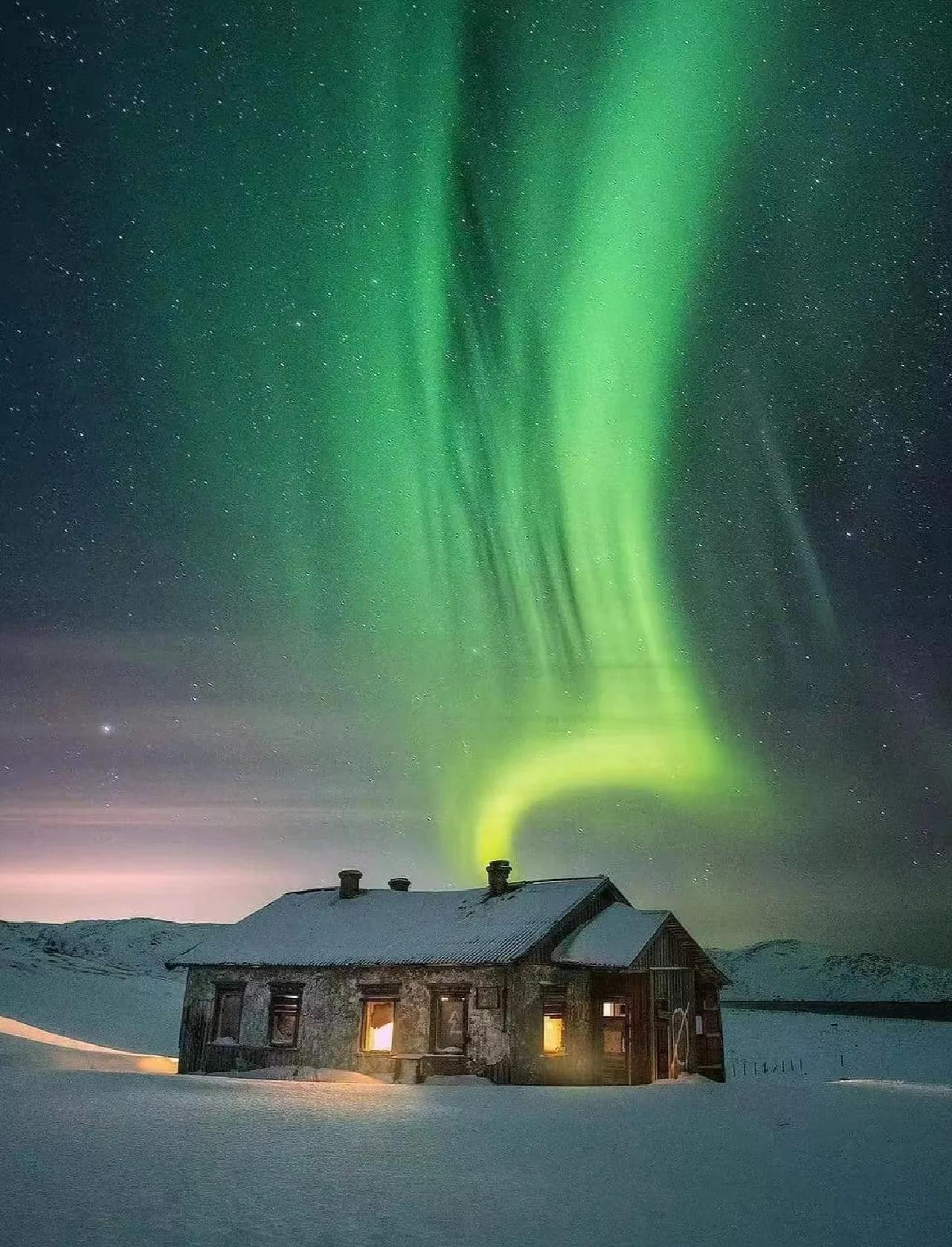 俄罗斯双首都+极光体验+军事主题9日游