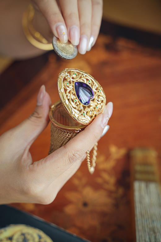 【已售】独角鹿西洋古董20世纪欧洲出品藤蔓爱心造型14K黄金镂雕镶嵌紫水晶钻石及沙弗莱石网状编织零钱包 商品图3