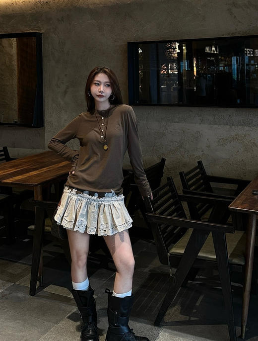 【开放日忙 秒杀价已调 直接拍】乌丫25年 秋季新款 蕾丝拼接亨利领 法式复古精致刺绣字母修身打底衫  长袖衫 商品图8