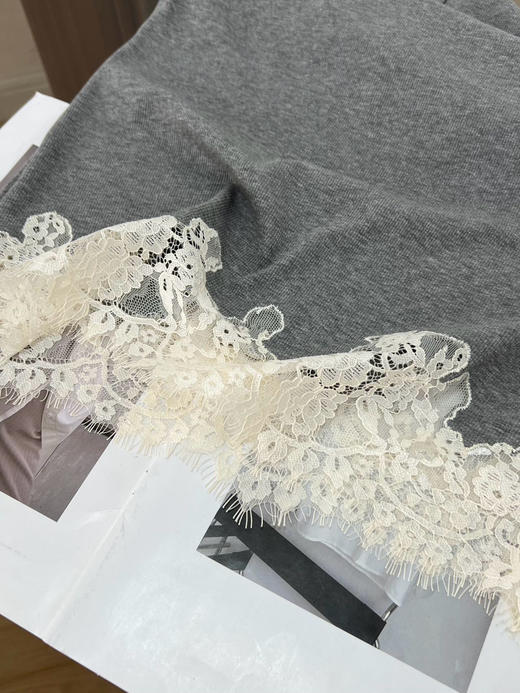 【开放日忙 秒杀价已调 直接拍】乌丫25年 秋季新款 蕾丝拼接亨利领 法式复古精致刺绣字母修身打底衫  长袖衫 商品图12