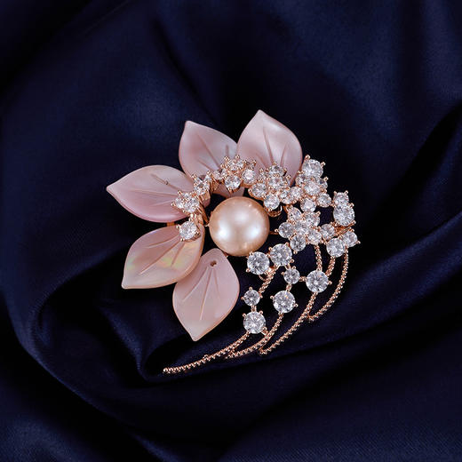 高级感粉色贝母淡水珍珠花朵胸针，轻奢珠宝款气质外套配饰晚宴胸花LY-Z-039 商品图0