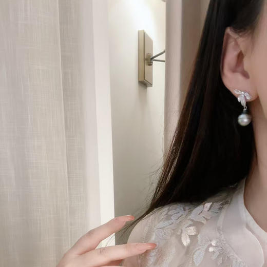 一对巴洛克铂金灰耳坠料 瑕不掩瑜 比较大颗粒 11-12mm 珠光漂亮 款式好看 te价出 微瑕 纯天然的生长印记 不计较完美的宝子闭眼入 搭配高领毛衣超级好看 V领风格搭配也很赞昂 商品图4