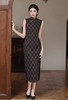 SZ3S88 咖色旗袍-【诗说先秦~与时尚对话，与年龄和解，与诗意重逢！】 云想衣裳花想容，春风拂槛露华浓。旗袍的立领，勾勒出脖颈的修长优雅，修身的剪裁，贴合身体曲线，菱格纹纵横交错，带着明清的雅意。 商品缩略图5