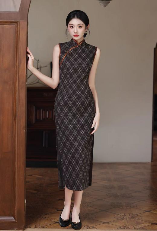 SZ3S88 咖色旗袍-【诗说先秦~与时尚对话，与年龄和解，与诗意重逢！】 云想衣裳花想容，春风拂槛露华浓。旗袍的立领，勾勒出脖颈的修长优雅，修身的剪裁，贴合身体曲线，菱格纹纵横交错，带着明清的雅意。 商品图5