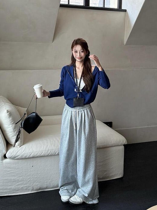 🤩【许我耀眼】赵露思许妍同款拉链连帽毛衣外套🌸上身慵懒又精致的氛围感直接拉满✨ ✅软糯亲肤的质感谁穿谁爱，☺️大大的连帽+拉链设计，休闲又带点小随性！ 商品图2