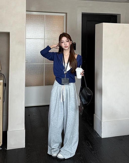 🤩【许我耀眼】赵露思许妍同款拉链连帽毛衣外套🌸上身慵懒又精致的氛围感直接拉满✨ ✅软糯亲肤的质感谁穿谁爱，☺️大大的连帽+拉链设计，休闲又带点小随性！ 商品图4