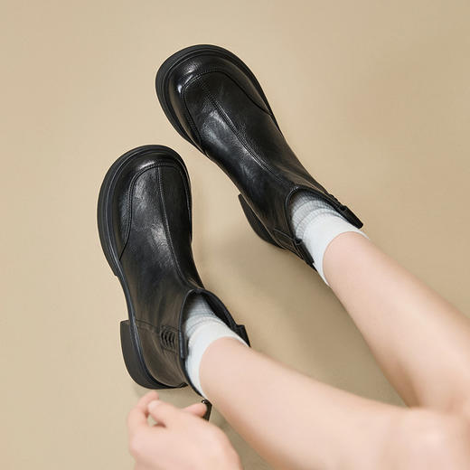 西遇圆头短靴女新款秋冬洋气法式瘦瘦靴黑色粗跟厚底切尔西靴V2257255 商品图1