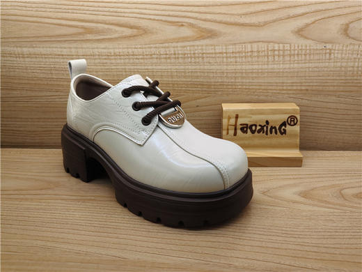 豪行春季新款专柜正品真皮休闲舒适中跟系带女单鞋25122623 商品图0