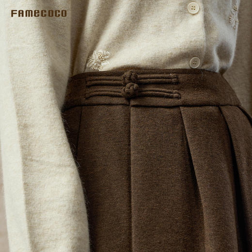 Famecoco新中式改良盘扣显瘦压褶A字毛呢高级感半身裙FAC8HA022 商品图2