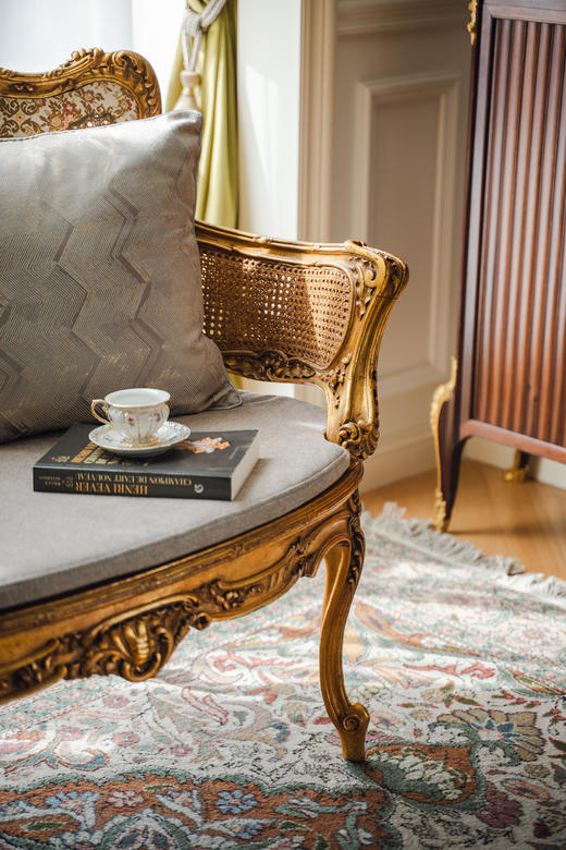 【已售】独角鹿西洋古董1920年代法国出品路易十五风格古典卷叶纹木鎏金精雕装饰花卉主题布艺及藤编造型双人位座椅 商品图2