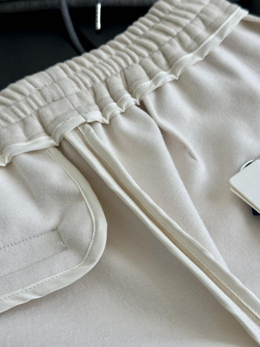 超显嫩❗️卫衣裤套装一套入👍【梅茵凯琳Meline Kaylin羚羊绒阔腿裤/印花连帽卫衣】⚠️柔软好穿，裤子一体绒设计‼️  ⚠️舒适感拉满，连帽设计慵懒防风，修饰腰身！ 商品图5