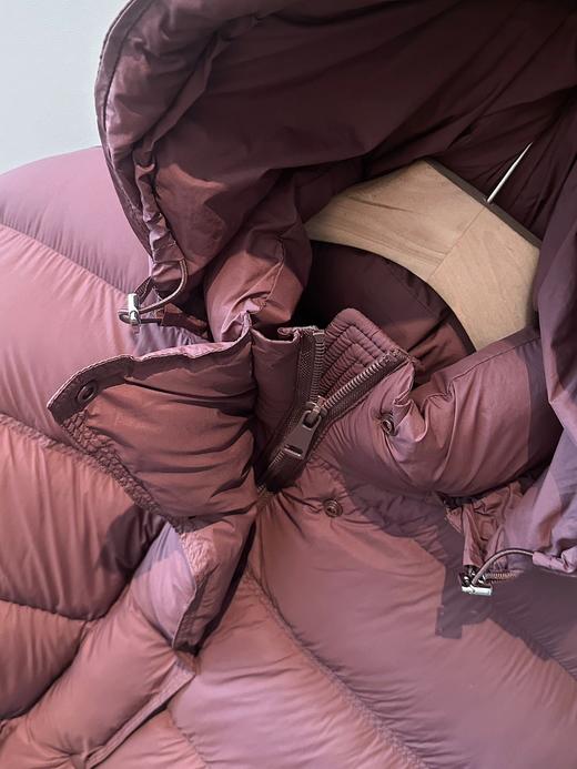 【多妈团购 运动泡芙羽绒服】超足鸭绒量，90绒子含量!厚实而丰满!超重磅!全球32个国家认证，防跑绒超暖和，不挑版型，显腿长（帽子可拆）-汉羽 商品图9