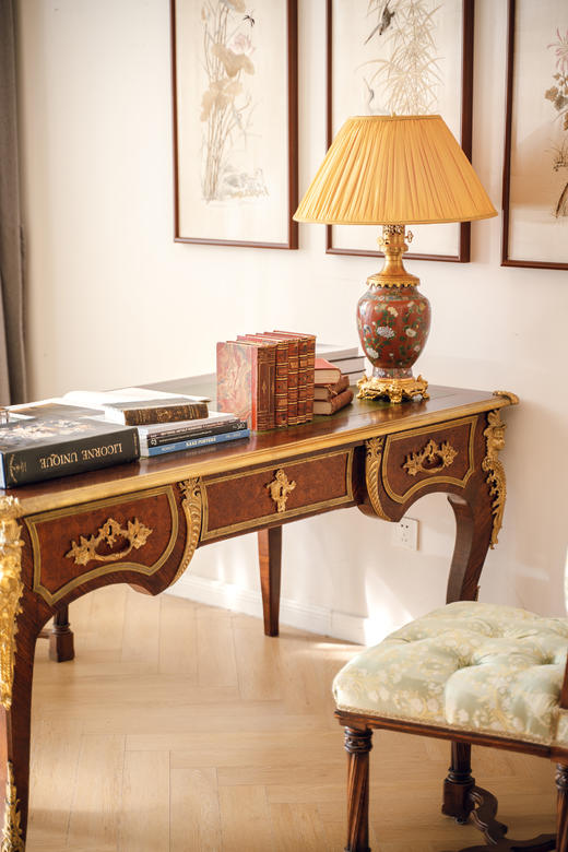 独角鹿西洋古董19世纪末20世纪初法国出品路易十五风格古典人物及花叶纹铜鎏金精雕装饰硬木嵌皮革台面书桌 商品图3