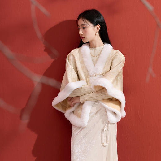 三彩2025新款国风外搭提花披肩保暖毛绒边女氛围感慵懒松弛 商品图2