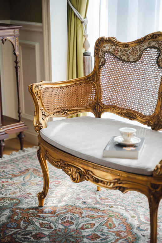 【已售】独角鹿西洋古董1920年代法国出品路易十五风格古典卷叶纹木鎏金精雕装饰花卉主题布艺及藤编造型双人位座椅 商品图3