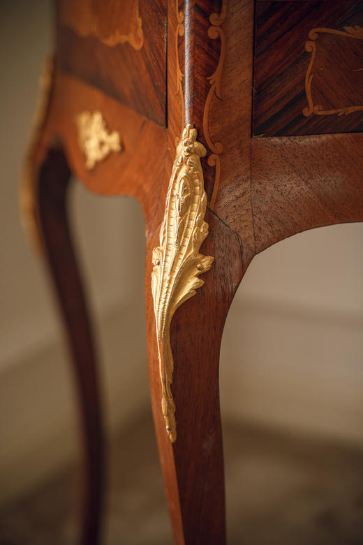 【已售】独角鹿西洋古董19世纪末法国出品古典卷叶纹铜鎏金精雕嵌大理石台面装饰花卉主题细木镶嵌边柜 商品图6