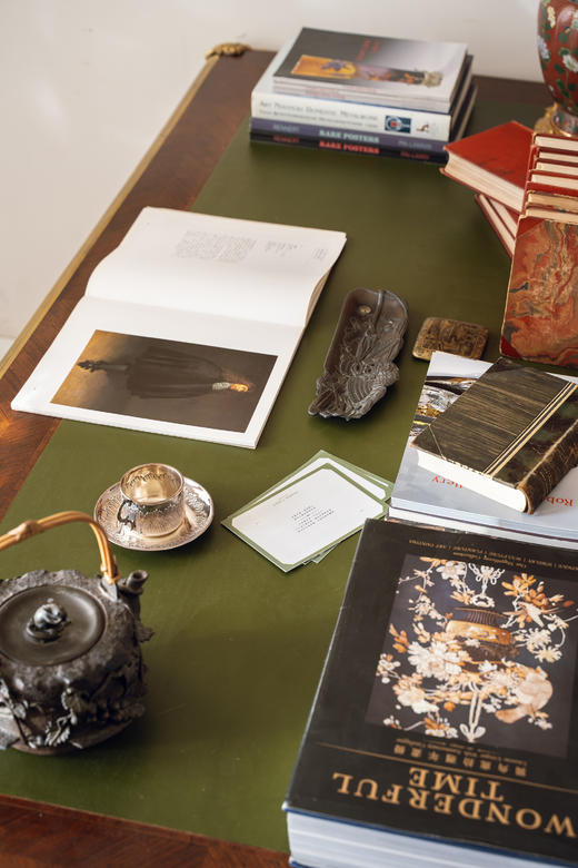 独角鹿西洋古董19世纪末20世纪初法国出品路易十五风格古典人物及花叶纹铜鎏金精雕装饰硬木嵌皮革台面书桌 商品图8