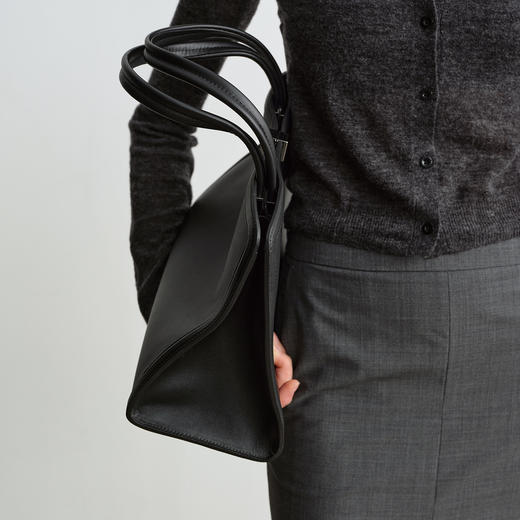 ROMI STUDIO 牛皮革黑色极简大容量金属扣手提托特包 RW24LP31449 商品图5