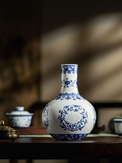 富玉 |  景德镇陶瓷花瓶中式青花玲珑客厅插花高档家居摆件四季丰华天球瓶 商品图0