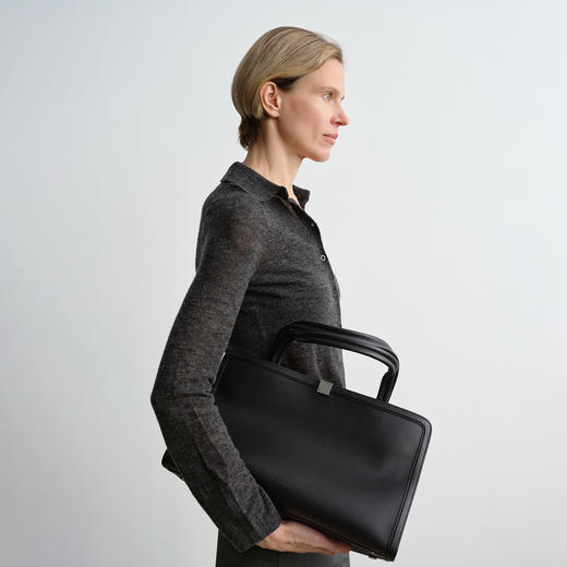ROMI STUDIO 牛皮革黑色极简大容量金属扣手提托特包 RW24LP31449 商品图0