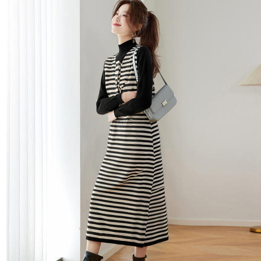 ML-9977 2025秋冬新款韩版宽松休闲条纹针织背心连衣裙女短款毛衣两件套装 商品图3