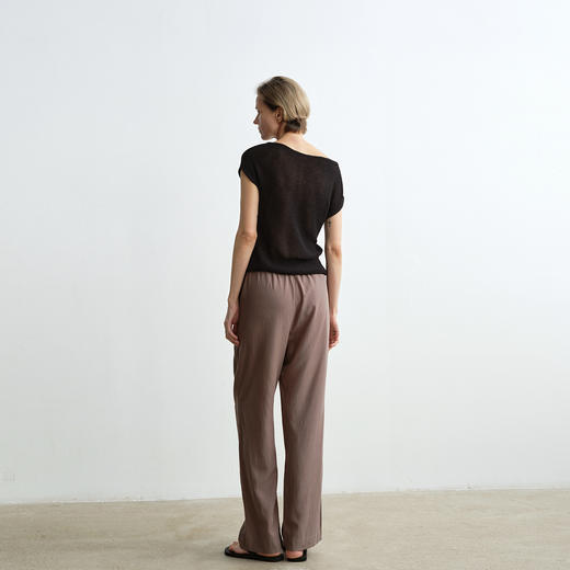 ROMI STUDIO“松弛随性”春夏设计感不规则斜肩针织T恤 RWCRSJ2627 商品图6