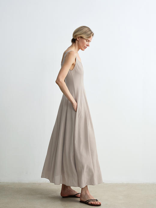 ROMI STUDIO“悠然夏日”真丝混纺植物染印花吊带连衣裙 RWCRLJ2710 商品图5