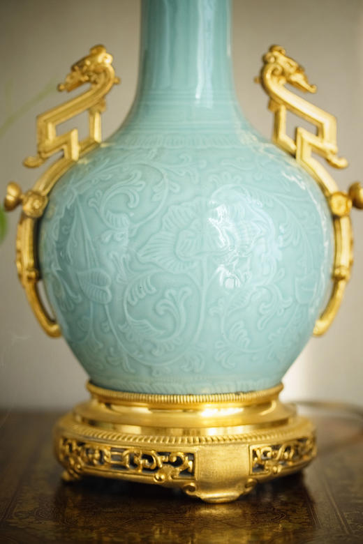独角鹿西洋古董20世纪法国出品东方风格祥云盘龙主题铜鎏金精雕底座装饰中国粉青釉花卉纹浅浮雕瓷瓶台灯 商品图4