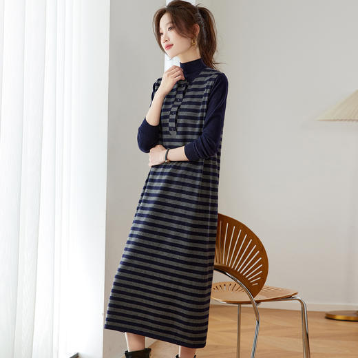 ML-9977 2025秋冬新款韩版宽松休闲条纹针织背心连衣裙女短款毛衣两件套装 商品图2