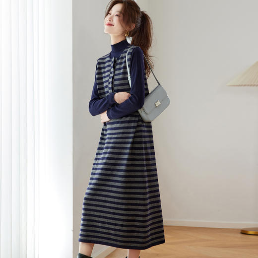 ML-9977 2025秋冬新款韩版宽松休闲条纹针织背心连衣裙女短款毛衣两件套装 商品图0