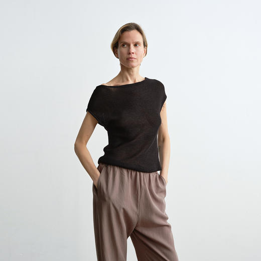 ROMI STUDIO“松弛随性”春夏设计感不规则斜肩针织T恤 RWCRSJ2627 商品图7